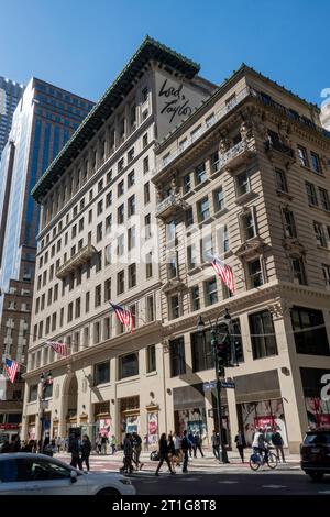 Le bâtiment emblématique Lord & Taylor de la Cinquième Avenue a été restauré, New York City, USA 2023 Banque D'Images