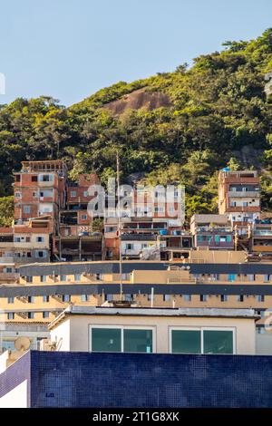 Maisons sur la colline de Cantagalo à Rio de Janeiro, Brésil. Banque D'Images
