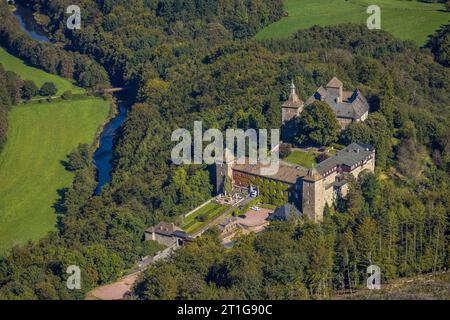 Luftbild, Burg und Burghotel Schnellenberg, Fluss Bigge, Attendorn, Sauerland, Rhénanie-du-Nord-Westphalie, Deutschland ACHTUNGxMINDESTHONORARx60xEURO *** vue aérienne, château et château hôtel Schnellenberg, rivière Bigge, Attendorn, pays aigre, Rhénanie du Nord Westphalie, Allemagne ATTENTIONxMINESTHONORARx60xEURO crédit : Imago/Alamy Live News Banque D'Images