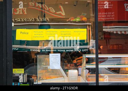 Nord de Londres, Royaume-Uni. 13 octobre 2023. La boulangerie Grodz à Golders Green affiche une note dans la fenêtre remerciant la police d'avoir sécurisé le quartier. Les commerces, les entreprises et les organisations dans les zones majoritairement juives de Golders Green sont confrontés à un renforcement de la sécurité en raison du conflit en cours entre Israël et la Palestine, suite aux attaques du Hamas et aux contre-réactions des forces israéliennes à Gaza. Crédit : Imageplotter/Alamy Live News Banque D'Images