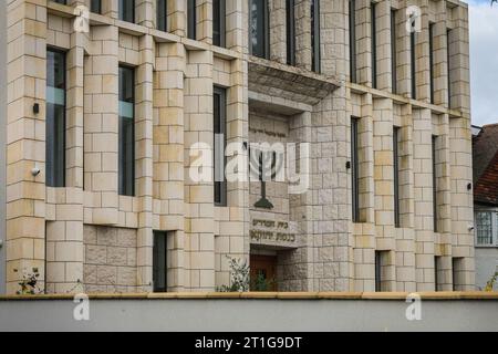 Nord de Londres, Royaume-Uni. 13 octobre 2023. Une synagogue est entourée d'un haut mur de protection. Les commerces, les entreprises et les organisations dans les zones majoritairement juives de Golders Green sont confrontés à un renforcement de la sécurité en raison du conflit en cours entre Israël et la Palestine, suite aux attaques du Hamas et aux contre-réactions des forces israéliennes à Gaza. Crédit : Imageplotter/Alamy Live News Banque D'Images