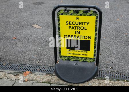 Nord de Londres, Royaume-Uni. 13 octobre 2023. Un panneau près d'une synagogue. Les commerces, les entreprises et les organisations dans les zones majoritairement juives de Golders Green sont confrontés à un renforcement de la sécurité en raison du conflit en cours entre Israël et la Palestine, suite aux attaques du Hamas et aux contre-réactions des forces israéliennes à Gaza. Crédit : Imageplotter/Alamy Live News Banque D'Images