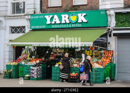 Nord de Londres, Royaume-Uni. 13 octobre 2023. Les commerces, les entreprises et les organisations dans les zones majoritairement juives de Golders Green sont confrontés à un renforcement de la sécurité en raison du conflit en cours entre Israël et la Palestine, suite aux attaques du Hamas et aux contre-réactions des forces israéliennes à Gaza. Crédit : Imageplotter/Alamy Live News Banque D'Images