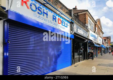 Nord de Londres, Royaume-Uni. 13 octobre 2023. Beaucoup de magasins, comme cette épicerie casher, sont fermés pour le sabbat qui approche, ainsi que peut-être par mesure de précaution. Les commerces, les entreprises et les organisations dans les zones majoritairement juives de Golders Green sont confrontés à un renforcement de la sécurité en raison du conflit en cours entre Israël et la Palestine, suite aux attaques du Hamas et aux contre-réactions des forces israéliennes à Gaza. Crédit : Imageplotter/Alamy Live News Banque D'Images