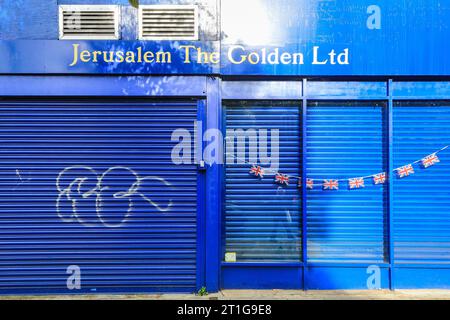 Nord de Londres, Royaume-Uni. 13 octobre 2023. Une boutique Judaica à Golders Green, fermée pour le Sabbat qui approche. Les commerces, les entreprises et les organisations dans les zones majoritairement juives de Golders Green sont confrontés à un renforcement de la sécurité en raison du conflit en cours entre Israël et la Palestine, suite aux attaques du Hamas et aux contre-réactions des forces israéliennes à Gaza. Crédit : Imageplotter/Alamy Live News Banque D'Images