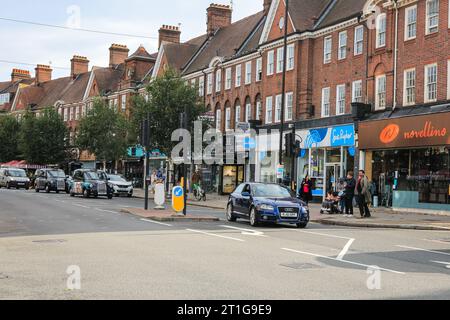 Nord de Londres, Royaume-Uni. 13 octobre 2023. Une rue calme Golders Green High Street, alors que Sabbath approche. Les commerces, les entreprises et les organisations dans les zones majoritairement juives de Golders Green sont confrontés à un renforcement de la sécurité en raison du conflit en cours entre Israël et la Palestine, suite aux attaques du Hamas et aux contre-réactions des forces israéliennes à Gaza. Crédit : Imageplotter/Alamy Live News Banque D'Images