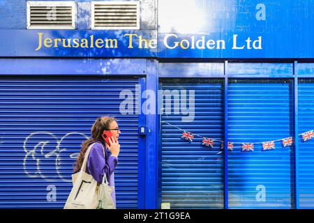 Nord de Londres, Royaume-Uni. 13 octobre 2023. Une boutique Judaica à Golders Green, fermée pour le Sabbat qui approche. Les commerces, les entreprises et les organisations dans les zones majoritairement juives de Golders Green sont confrontés à un renforcement de la sécurité en raison du conflit en cours entre Israël et la Palestine, suite aux attaques du Hamas et aux contre-réactions des forces israéliennes à Gaza. Crédit : Imageplotter/Alamy Live News Banque D'Images