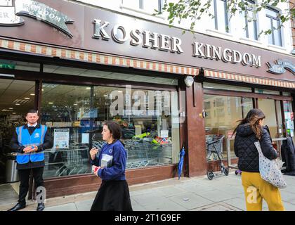 Nord de Londres, Royaume-Uni. 13 octobre 2023. Un supermarché Golders Green avec gardien de sécurité à l'extérieur. Les commerces, les entreprises et les organisations dans les zones majoritairement juives de Golders Green sont confrontés à un renforcement de la sécurité en raison du conflit en cours entre Israël et la Palestine, suite aux attaques du Hamas et aux contre-réactions des forces israéliennes à Gaza. Crédit : Imageplotter/Alamy Live News Banque D'Images