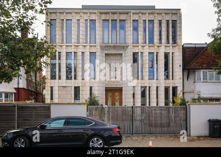 Nord de Londres, Royaume-Uni. 13 octobre 2023. Une synagogue est entourée d'un haut mur de protection. Les commerces, les entreprises et les organisations dans les zones majoritairement juives de Golders Green sont confrontés à un renforcement de la sécurité en raison du conflit en cours entre Israël et la Palestine, suite aux attaques du Hamas et aux contre-réactions des forces israéliennes à Gaza. Crédit : Imageplotter/Alamy Live News Banque D'Images