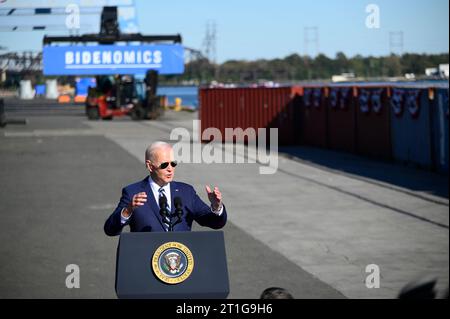 Philadelphie, États-Unis. 13 octobre 2023. Le président AMÉRICAIN Joseph Biden prononce un discours sur le programme économique de son administration lors d'une visite au terminal maritime de Tioga à Philadelphie, PA, États-Unis, le 13 octobre 2023. (Bastiaan Slabbers/Sipa USA) crédit : SIPA USA/Alamy Live News Banque D'Images