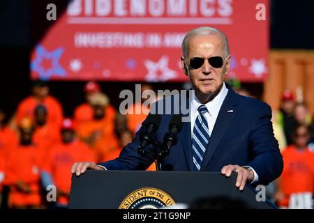 Philadelphie, États-Unis. 13 octobre 2023. Le président AMÉRICAIN Joseph Biden prononce un discours sur le programme économique de son administration lors d'une visite au terminal maritime de Tioga à Philadelphie, PA, États-Unis, le 13 octobre 2023. (Bastiaan Slabbers/Sipa USA) crédit : SIPA USA/Alamy Live News Banque D'Images