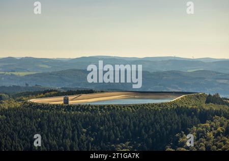 Luftbild, Pumpspeicherwerk Oberbecken, Fernsicht, Schönholthausen, Finnentrop, Sauerland, Nordrhein-Westfalen, Deutschland ACHTUNGxMINDESTHONORARx60xEURO *** vue aérienne, bassin supérieur de l'installation de stockage pompé, vue lointaine, Schönholthausen, Finnentrop, Sauerland, Rhénanie du Nord-Westphalie, Allemagne ATTENTIONXMINESTHONORARx60xEURO crédit : Imago/Alamy Live News Banque D'Images