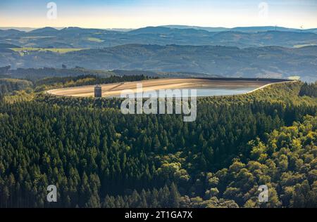 Luftbild, Pumpspeicherwerk Oberbecken, Fernsicht, Schönholthausen, Finnentrop, Sauerland, Nordrhein-Westfalen, Deutschland ACHTUNGxMINDESTHONORARx60xEURO *** vue aérienne, bassin supérieur de l'installation de stockage pompé, vue lointaine, Schönholthausen, Finnentrop, Sauerland, Rhénanie du Nord-Westphalie, Allemagne ATTENTIONXMINESTHONORARx60xEURO crédit : Imago/Alamy Live News Banque D'Images