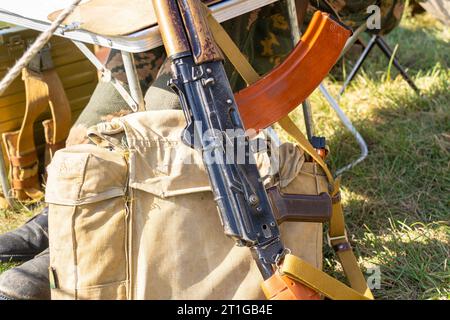 Vieux fusil d'assaut AK-47 Kalachnikov avec chargeur brun Banque D'Images