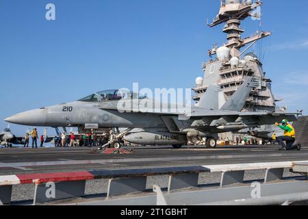 Mer Méditerranée. 11 octobre 2023. Un F/A-18F Super Hornet, attaché au Blacklions of Strike Fighter Squadron (VFA) 213, se prépare à lancer depuis le pont d'envol du plus grand porte-avions du monde USS Gerald R. Ford (CVN 78) en Méditerranée orientale, le 11 octobre 2023. Gerald R. Ford est le porte-avions le plus récent et le plus avancé de la marine américaine, représentant un saut générationnel dans la capacité de la marine américaine à projeter de l'énergie à l'échelle mondiale. Le Gerald R. Ford Carrier Strike Group opère actuellement en Méditerranée orientale, sous la direction du Secrétaire à la Défense Banque D'Images