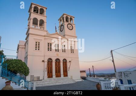 Église Tripiti à l'heure bleue, île de Milos Banque D'Images