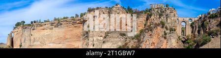 RONDA, ESPAGNE - 6 OCTOBRE 2023 : vue panoramique sur le pont Puente Nuevo le 6 octobre 2023 à Ronda, Espagne Banque D'Images