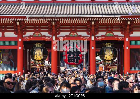 Tokyo, Japon - 09 avril 2023 : entrée du temple Senso-ji avec des foules de visiteurs non identifiés. C'est un ancien temple bouddhiste situé à Asaku Banque D'Images