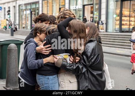 Arras, France. 13 octobre 2023. (231013) -- ARRAS (FRANCE), 13 octobre 2023 (Xinhua) -- les gens se réconfortent devant le lycée Gambetta à Arras, France, le 13 octobre 2023. Un enseignant a été tué et plusieurs autres personnes blessées dans une attaque au couteau vendredi matin dans un lycée de la ville d'Arras, dans le nord de la France, ont rapporté les médias locaux. (Xinhua) crédit : Xinhua/Alamy Live News Banque D'Images