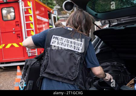 Arras, France. 13 octobre 2023. (231013) -- ARRAS (FRANCE), 13 octobre 2023 (Xinhua) -- Une police technique et scientifique arrive au lycée Gambetta à Arras, France, le 13 octobre 2023. Un enseignant a été tué et plusieurs autres personnes blessées dans une attaque au couteau vendredi matin dans un lycée de la ville d'Arras, dans le nord de la France, ont rapporté les médias locaux. (Xinhua) crédit : Xinhua/Alamy Live News Banque D'Images