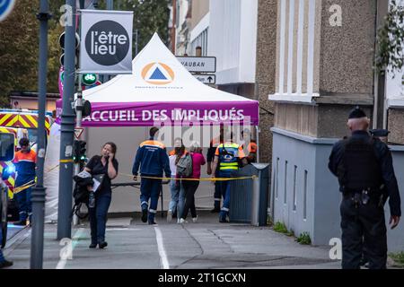 Arras, France. 13 octobre 2023. (231013) -- ARRAS (FRANCE), 13 octobre 2023 (Xinhua) -- des policiers gardent devant le lycée Gambetta à Arras, France, le 13 octobre 2023. Un enseignant a été tué et plusieurs autres personnes blessées dans une attaque au couteau vendredi matin dans un lycée de la ville d'Arras, dans le nord de la France, ont rapporté les médias locaux. (Xinhua) crédit : Xinhua/Alamy Live News Banque D'Images