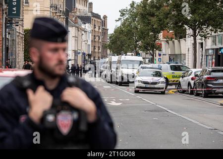 Arras, France. 13 octobre 2023. (231013) -- ARRAS (FRANCE), 13 octobre 2023 (Xinhua) -- des policiers gardent devant le lycée Gambetta à Arras, France, le 13 octobre 2023. Un enseignant a été tué et plusieurs autres personnes blessées dans une attaque au couteau vendredi matin dans un lycée de la ville d'Arras, dans le nord de la France, ont rapporté les médias locaux. (Xinhua) crédit : Xinhua/Alamy Live News Banque D'Images