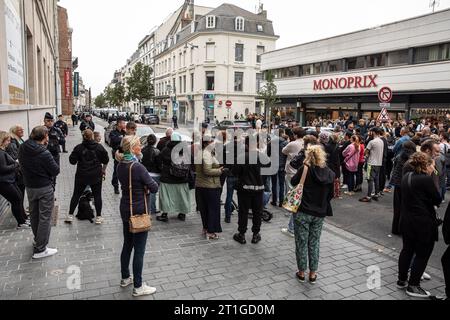 Arras, France. 13 octobre 2023. (231013) -- ARRAS (FRANCE), 13 octobre 2023 (Xinhua) -- des gens se rassemblent près du lycée Gambetta à Arras, France, le 13 octobre 2023. Un enseignant a été tué et plusieurs autres personnes blessées dans une attaque au couteau vendredi matin dans un lycée de la ville d'Arras, dans le nord de la France, ont rapporté les médias locaux. (Xinhua) crédit : Xinhua/Alamy Live News Banque D'Images