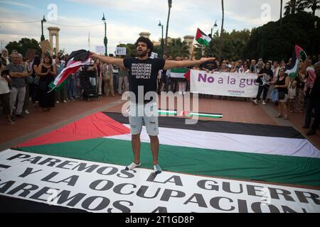 Un manifestant tenant un drapeau palestinien est vu crier des slogans alors qu'il prend part à une manifestation de solidarité avec la Palestine sur la place Plaza de la Marina, au milieu du conflit entre Israël et la Palestine. Des dizaines de personnes ont participé à une manifestation pour condamner la violence contre le peuple palestinien et exiger la fin de l'apartheid israélien. La guerre israélo-palestinienne, qui a suivi l'attaque massive du Hamas contre Israël, a entraîné la mort de milliers de personnes et le blocus total de la bande de Gaza. (Photo Jesus Merida/SOPA Images/Sipa USA) Banque D'Images