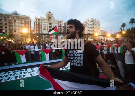 Un manifestant tenant un drapeau palestinien est vu crier des slogans alors qu'il prend part à une manifestation de solidarité avec la Palestine sur la place Plaza de la Marina, au milieu du conflit entre Israël et la Palestine. Des dizaines de personnes ont participé à une manifestation pour condamner la violence contre le peuple palestinien et exiger la fin de l'apartheid israélien. La guerre israélo-palestinienne, qui a suivi l'attaque massive du Hamas contre Israël, a entraîné la mort de milliers de personnes et le blocus total de la bande de Gaza. (Photo Jesus Merida/SOPA Images/Sipa USA) Banque D'Images