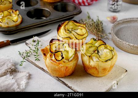 Délicieux petits pains végétariens sains avec courgettes et fromage sur la table de la cuisine Banque D'Images