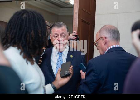 Le représentant des États-Unis Tom Cole Républicain de l'Oklahoma parle à la presse au milieu d'un autre caucus du GOP dans l'immeuble de bureaux de Longworth House le vendredi 13 octobre 2023. La réunion est sur le point de déterminer leur nouvelle nomination pour le président après que le leader de la majorité à la Chambre des États-Unis Steve Scalise républicain de Louisiane a abandonné la course hier soir. Actuellement, la seule personne en course est le représentant des États-Unis Jim Jordan Republican de l'Ohio, mais beaucoup pensent qu'il n'a pas les voix. Kevin McCarthy républicain de Californie a récemment été évincé de la présidence. Droit d'auteur : xAnnabel Banque D'Images