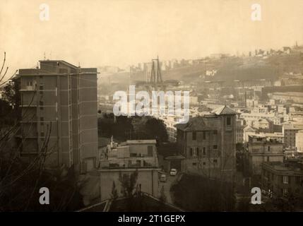 1964 , GÊNES, ITALIE : le PONTE MORANDI alias ponte delle Condotte ou VIADOTTO SUL FIUME POLCEVERA en construction . Il a traversé le ruisseau Polcevera et les quartiers de Sampierdarena et Cornigliano. Conçu par l'ingénieur Riccardo Morandi et construit entre 1963 et 1967 par la Société italienne pour les pipelines d'eau ( Società Italiana Condotte d'Acqua ). Il constituait le dernier tronçon de l'autoroute italienne Autostrada A10. Le 14 août 2018, l'ensemble du système équilibré du quai 9 du pont s'est effondré , causant 43 morts et 566 déplacés . Le 3 août 2020, le nouveau Genov Banque D'Images