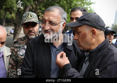 Téhéran, Iran. 13 octobre 2023. Le maire de Téhéran, ALIREZA ZAKANI (C) participe à un rassemblement anti-israélien avant les prières du vendredi pour manifester sa solidarité avec le peuple palestinien. Des milliers d’Iraniens sont descendus dans les rues de Téhéran le 13 octobre pour manifester leur soutien aux Palestiniens dans un conflit sanglant entre Israël et le Hamas. Des milliers d'Israéliens et de Palestiniens sont morts après que le groupe militant Hamas ait lancé une attaque sans précédent contre Israël depuis la bande de Gaza le 07 octobre 2023. (Image de crédit : © Rouzbeh Fouladi/ZUMA Press Wire) USAGE ÉDITORIAL SEULEMENT! Non destiné à UN USAGE commercial ! Banque D'Images