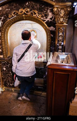 Adorateurs embrassant le pilier à l'intérieur de la cathédrale-basilique de notre-Dame du pilier lors de l'offrande de fleurs à la Virgen del Pilar, le plus Banque D'Images