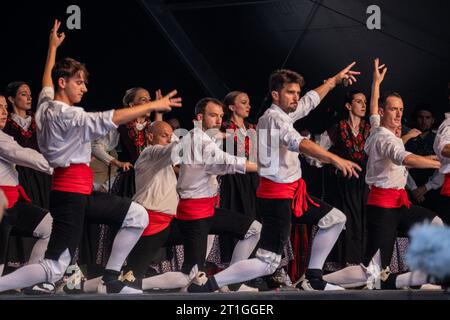 Baluarte Aragones et Raices de Aragon, groupes Jota traditionnels aragonais, se produisent sur la Plaza del Pilar pendant les festivités El Pilar à Saragosse, Spa Banque D'Images