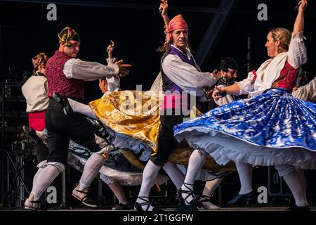 Baluarte Aragones et Raices de Aragon, groupes Jota traditionnels aragonais, se produisent sur la Plaza del Pilar pendant les festivités El Pilar à Saragosse, Spa Banque D'Images