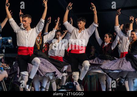 Baluarte Aragones et Raices de Aragon, groupes Jota traditionnels aragonais, se produisent sur la Plaza del Pilar pendant les festivités El Pilar à Saragosse, Spa Banque D'Images