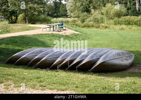 Vieux bateau de pêcheur traditionnel couché sur l'herbe à côté de la grande plage Banque D'Images