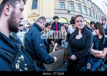 Munich, Bavière, Allemagne. 13 octobre 2023. Un jour après qu'OLAF Scholz ait déclaré que le soutien à l'organisation terroriste Hamas serait interdit et qu'il répondait également aux appels du Hamas à une «Journée de la rage», les partisans du groupe terroriste sous le nom de «Palaestina spricht» se sont rassemblés une fois de plus à Munich, en Allemagne. Malgré l'interdiction, les communications internes des organisateurs ont continué à donner le feu vert à la manifestation alors que le Hamas lançait des appels dans le monde entier pour attaquer des sites juifs. Sous la manifestation dirigée par Palaestina spricht étaient connus des antisémites, des islamistes et d'autres qui se radicalisaient progressivement Banque D'Images