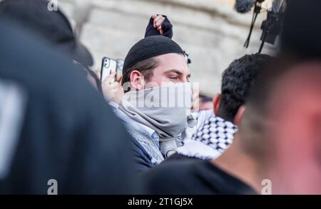 Munich, Bavière, Allemagne. 13 octobre 2023. Un jour après qu'OLAF Scholz ait déclaré que le soutien à l'organisation terroriste Hamas serait interdit et qu'il répondait également aux appels du Hamas à une «Journée de la rage», les partisans du groupe terroriste sous le nom de «Palaestina spricht» se sont rassemblés une fois de plus à Munich, en Allemagne. Malgré l'interdiction, les communications internes des organisateurs ont continué à donner le feu vert à la manifestation alors que le Hamas lançait des appels dans le monde entier pour attaquer des sites juifs. Sous la manifestation dirigée par Palaestina spricht étaient connus des antisémites, des islamistes et d'autres qui se radicalisaient progressivement Banque D'Images