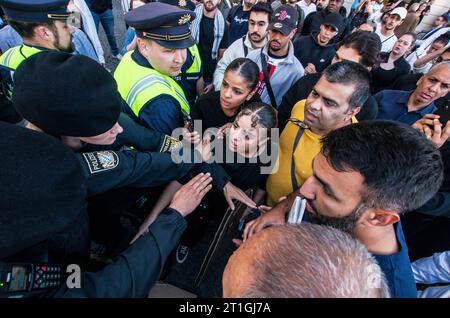 Munich, Bavière, Allemagne. 13 octobre 2023. Un jour après qu'OLAF Scholz ait déclaré que le soutien à l'organisation terroriste Hamas serait interdit et qu'il répondait également aux appels du Hamas à une «Journée de la rage», les partisans du groupe terroriste sous le nom de «Palaestina spricht» se sont rassemblés une fois de plus à Munich, en Allemagne. Malgré l'interdiction, les communications internes des organisateurs ont continué à donner le feu vert à la manifestation alors que le Hamas lançait des appels dans le monde entier pour attaquer des sites juifs. Sous la manifestation dirigée par Palaestina spricht étaient connus des antisémites, des islamistes et d'autres qui se radicalisaient progressivement Banque D'Images