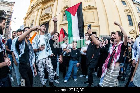 Munich, Bavière, Allemagne. 13 octobre 2023. Un jour après qu'OLAF Scholz ait déclaré que le soutien à l'organisation terroriste Hamas serait interdit et qu'il répondait également aux appels du Hamas à une «Journée de la rage», les partisans du groupe terroriste sous le nom de «Palaestina spricht» se sont rassemblés une fois de plus à Munich, en Allemagne. Malgré l'interdiction, les communications internes des organisateurs ont continué à donner le feu vert à la manifestation alors que le Hamas lançait des appels dans le monde entier pour attaquer des sites juifs. Sous la manifestation dirigée par Palaestina spricht étaient connus des antisémites, des islamistes et d'autres qui se radicalisaient progressivement Banque D'Images