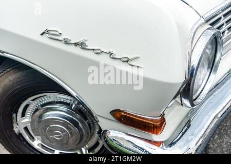 WETTENBERG, HESSE, ALLEMAGNE - 07 - 28 - 2023 : Détails de la classique OPEL REKORD sur un salon de l'automobile traditionnelle à Krofdorf-Gleiberg, près de Giessen dans la Hesse. Banque D'Images