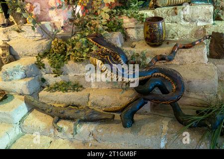 Guatemala, la Antigua - 20 juillet 2023 : Finca la Azotea Musées. Statue colorée de serpent et de crocodile Banque D'Images