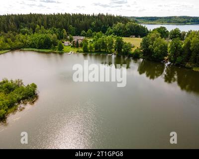 Vue aérienne d'une maison de vacances sur le lac Ilgis, parkas Žemaitijos Nacionalinis près de Beržoras, Lituanie. Banque D'Images