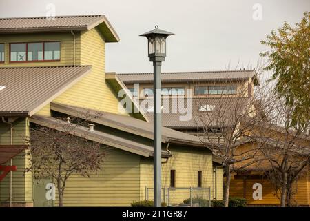 Los Banos, Californie, États-Unis - 3 janvier 2023 : un soleil nuageux d'hiver brille sur les bâtiments historiques du centre-ville de Los Banos. Banque D'Images