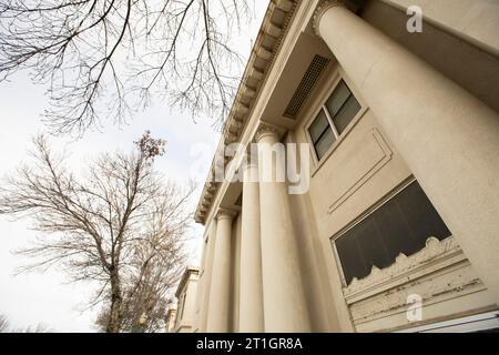 Los Banos, Californie, États-Unis - 3 janvier 2023 : un soleil nuageux d'hiver brille sur les bâtiments historiques du centre-ville de Los Banos. Banque D'Images