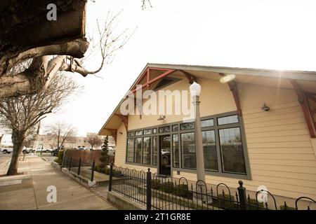 Los Banos, Californie, États-Unis - 3 janvier 2023 : un soleil nuageux d'hiver brille sur les bâtiments historiques du centre-ville de Los Banos. Banque D'Images