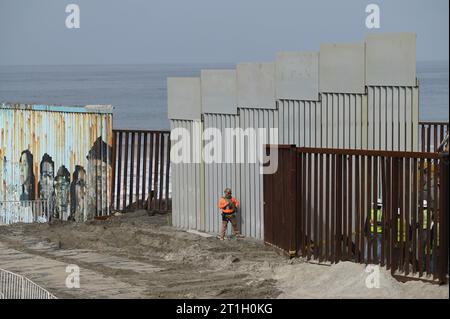 Tijuana, Basse-Californie, Mexique. 13 octobre 2023. La première nouvelle clôture de remplacement primaire est installée à la frontière de la plage de Tijuana, à la frontière entre les États-Unis et le Mexique, le vendredi 13 octobre 2023. Les panneaux de clôture seront de 30 pieds comme la clôture secondaire qui a déjà été achevée. (Image de crédit : © Carlos A. Moreno/ZUMA Press Wire) USAGE ÉDITORIAL SEULEMENT! Non destiné à UN USAGE commercial ! Banque D'Images