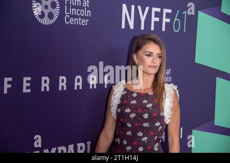 New York, États-Unis. 13 octobre 2023. NEW YORK, NEW YORK - OCTOBRE 13 : Penélope Cruz assiste au tapis rouge pour Ferrari lors du 61e Festival du film de New York à Alice Tully Hall, Lincoln Center le 13 octobre 2023 à New York. Crédit : Ron Adar/Alamy Live News Banque D'Images